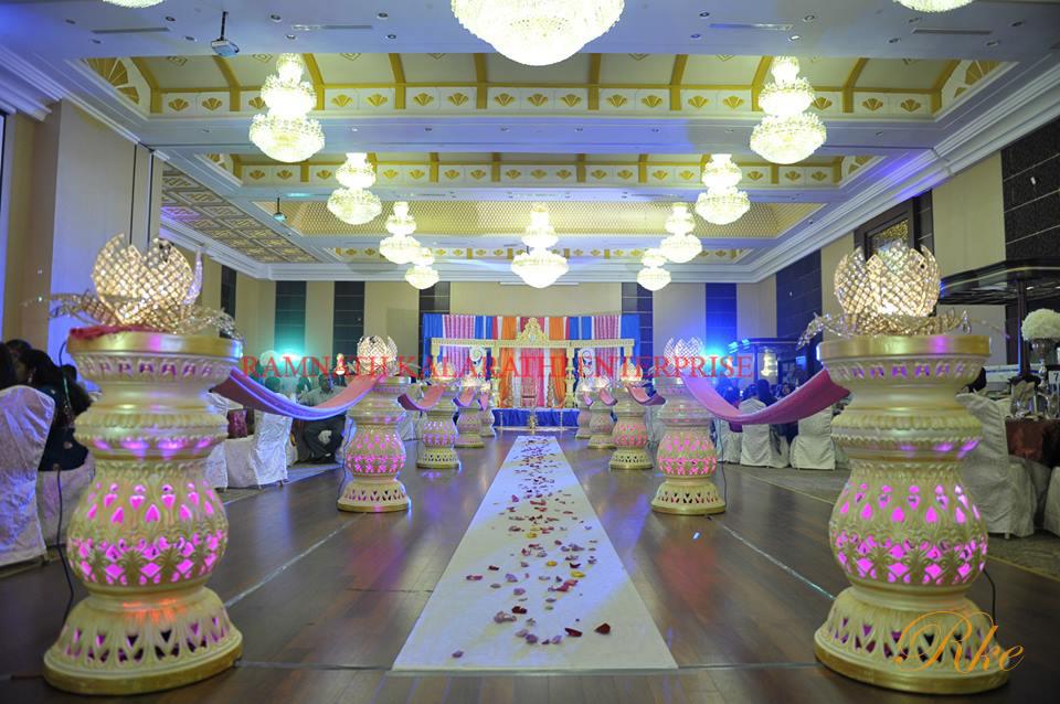 jaimala stage with ivory pearl colour with gold shade mandap and wedding stage in indian design amazine looks of wedding in india and abroad people use ready made mandap in banquet hall for decoration of stage 